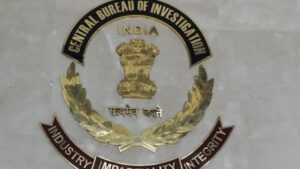 सीबीआई ने रेलवे के वरिष्ठ अनुभाग अभियंता को 15 लाख रुपये रिश्वत लेते रंगे हाथों पकड़ा