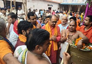 बिहार के डीजीपी विनय कुमार ने बाबा हरिहरनाथ मंदिर में वीआईपी कल्चर छोड़ आम श्रद्धालु की तरह किया जलाभिषेक