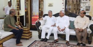 गंभीर रूप से अस्वस्थ डाॅ0 आलोक कुमार से मिलने पहुंचे मा0 नीतीश कुमार