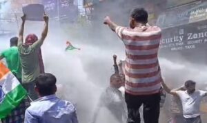 Patna Student Protest: डाकबंगला पर छात्रों का उग्र प्रदर्शन, बैरिकेडिंग तोड़ने के बाद वाटर कैनन का इस्तेमाल
