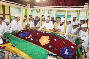 खानकाह मुजीबिया में नीतीश कुमार ने की चादरपोशी, बिहार में अमन-चैन की मांगी दुआ