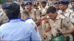 पटना में भीम आर्मी का अधिकार मार्च, बैरिकेडिंग पर चढ़े प्रदर्शनकारी; BPSC और डोमिसाइल नीति को लेकर उठाई आवाज