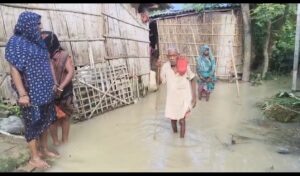 मुजफ्फरपुर में बागमती नदी का जलस्तर बढ़ने से कटरा प्रखंड के निचले इलाकों में फैला पानी