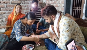 पवन सिंह पहुंचे भरत तिवारी के घर, परिवार से की मुलाकात; भतीजी खुशी ने बांधी राखी, न्याय की मांग
