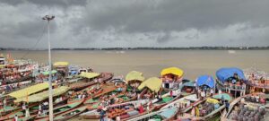 वाराणसी में गंगा ने रौद्र रूप धरा, चेतावनी बिंदु की ओर बढ़ चली लहरें