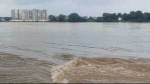 सुवर्णरेखा-खरकई उफान पर, जमशेदपुर में बाढ़ का संकट गहराया