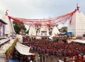 श्रावणी मेला में पट खुलते ही बाबा बैद्यनाथ मंदिर में उमड रहे श्रद्धालु