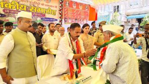 बक्सर डुमरांव के शहीद स्मारक पर अमर शहीदों को नमन, परिजनों का हुआ सम्मान