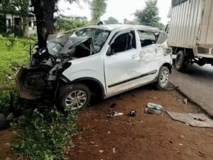 खंडवा में पेड़ से टकराई बेकाबू कार, तीन की मौत, एक गंभीर, नागलवाड़ी से हरसूद लौटते समय हुआ हादसा