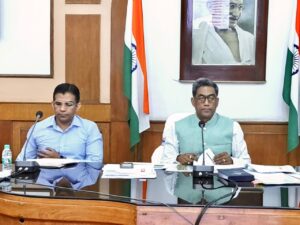 जनहित और विकास से जुड़ी योजनाओं को समय पर पूरा करें जिलाधिकारी: मुख्य सचिव