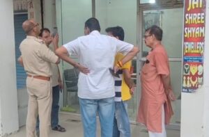 आभूषण प्रतिष्ठान से 14 लाख की चांदी चोरी