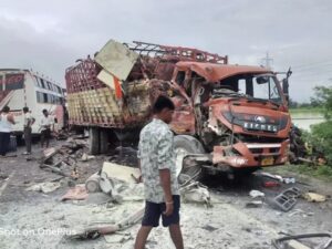 ग्वालियर-इटावा हाईवे पर गैस सिलेंडरों से भरे ट्रक से भिड़ी स्लीपर बस, एक महिला की मौत