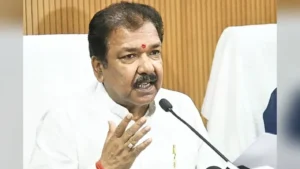 दाखिल-खारिज में लापरवाही पर राजस्व अधिकारी पर कार्रवाई, डीएम ने रोका वेतन