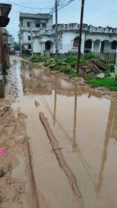 बसवरिया गांव की मुख्य सड़क जलजमाव और अतिक्रमण से बदहाल