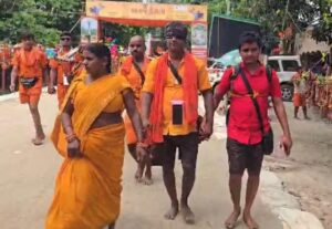 आंखों पर पट्टी बांधकर 105 किमी की  कांवड़ यात्रा, महादेव के अनोखे भक्त संतोष साह की भक्ति देख हर कोई हैरान