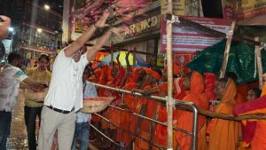 तीसरे सोमवार पर भी श्री काशी विश्वनाथ धाम में कांवड़ियों पर पुष्पवर्षा,चहुंओर हर—हर महादेव की गूंज
