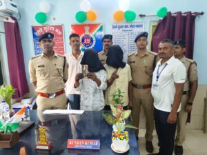 चोरी के मोबाइल और ब्लेड के टुकड़े के साथ दो गिरफ्तार, ट्रेनों में जेब काटने की बात कबूली