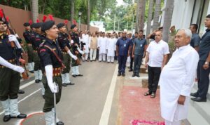 पूर्व मुख्यमंत्री एवं राज्यसभा सदस्य नीतीश कुमार ने ध्वजारोहण कर प्रदेशवासियों को दी बधाई