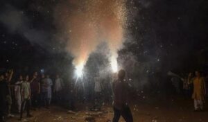 पाकिस्तान के कराची में 14 अगस्त के जश्न में डूबे लोगों ने चलाई गोली, महिला की मौत, कम से कम 94 लोग घायल