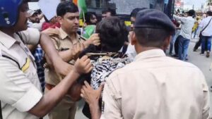 पटना में छात्रों के प्रदर्शन के दौरान बवाल, ट्रेनी डीएसपी के थप्पड़ के बाद पुलिस के पैरों में गिरा छात्र