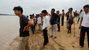 सोन नदी में नहाने के दौरान सेल्फी ले रही तीन लड़कियां डूबी, दो लापता