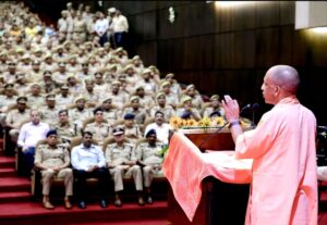 मुख्यमंत्री योगी ने किया उत्तर प्रदेश पुलिस के गीत ‘खाकी का सितारा’ का शुभारंभ