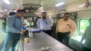 पटना जंक्शन पर रेलवे का बड़ा एक्शन, 20 ट्रेनों की पैंट्री कारों में छापेमारी; खाने-पानी की गुणवत्ता पर उठे सवाल