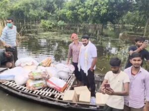 बाढ़ पीड़ितों की मदद करने पहुंचे रौशन आनंद, नाव आगे बढ़ी तो पानी में गिरते-गिरते बचे