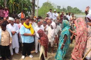 बाढ़ पीड़ितों के बीच पहुंचे पप्पू यादव, नाव पर महिलाओं को बांटी आर्थिक मदद