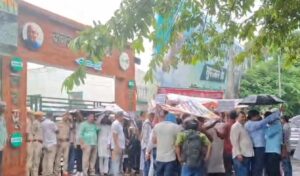 KYP सेंटर बंद होने पर BJP मंत्री के खिलाफ प्रदर्शन