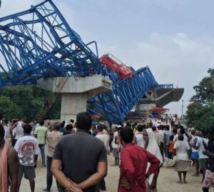 वैशाली में NH-139W पर बड़ा हादसा, पुल निर्माण के दौरान लॉन्चर गिरा; 6 कर्मचारी घायल, 2 की हालत गंभीर