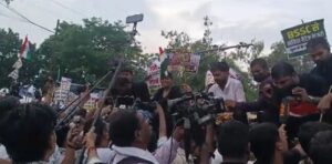 BSSC परीक्षा में तीन साल की देरी पर पटना में अभ्यर्थियों का प्रदर्शन, भारी बारिश में भी सड़क पर उतरे छात्र