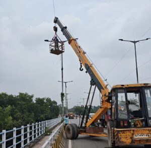 पटना में स्ट्रीट लाइटों की मरम्मत तेज, 26 टीमें फील्ड में उतरीं; दुर्गा पूजा से पहले 15 हजार नई लाइटें