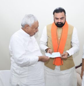 बाढ़ पीड़ितों की मदद के लिए नीतीश कुमार ने दिया एक माह का वेतन, CM सम्राट चौधरी को सौंपा चेक