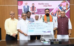 बिहार बाढ़ पीड़ितों की मदद के लिए हाउसिंग बोर्ड ने दिए 5 करोड़ रुपये, मुख्यमंत्री राहत कोष में सौंपा चेक