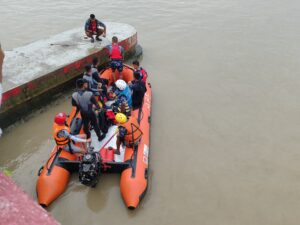 कोसी की तेज धारा में गिरे तीन लोग, दो ने तैरकर बचाई जान; एक युवक लापता, SSB-NDRF का रेस्क्यू जारी