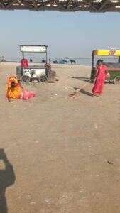 जलस्तर के अनुसार घाटों पर डीप क्लीनिंग, गाद एवं कचरे की सफाई के साथ फॉगिंग और एंटी-लार्वा का छिड़काव जारी