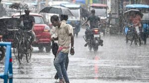 आज कई जिलों में बारिश-आंधी का अलर्ट, तेज हवा के साथ बदल सकता है मौसम