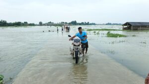 चौसा और आलमनगर के निचले इलाकों में घुसा कोसी का पानी, बढ़ी लोगों की परेशानी