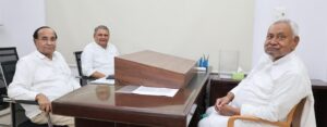 नीतीश कुमार ने पटना जिले के बाढ़ प्रभावित गांवों का लिया जायजा, उपमुख्यमंत्री सह जल संसाधन मंत्री से की चर्चा