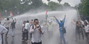 चुनाव आयोग के खिलाफ सड़क पर उतरे कांग्रेस कार्यकर्ता, आर ब्लॉक से निकला मार्च