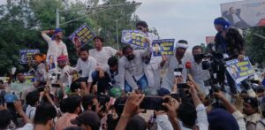 पटना में आरक्षण के मुद्दे पर दलित संगठनों का प्रदर्शन, बैरिकेडिंग पर चढ़कर लगाए नारे