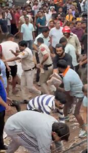 दिल्ली के सत्य निकेतन पीजी इमारत हादसे में 3 की हालत गंभीर, मलबे में फंसे कई छात्र