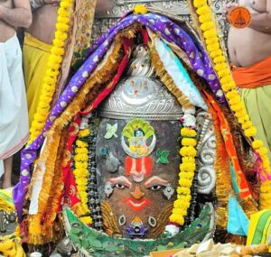जन्माष्टमी पर श्रीकृष्ण स्वरूप में सजे बाबा महाकाल, वैष्णव तिलक से दमका ज्योतिर्लिंग