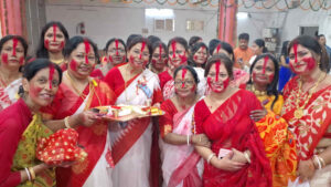 दुर्गाबाड़ी और कालीबाड़ी में बंगाली महिलाओं ने खेला सिंदूर, मां दुर्गा को दी भावुक विदाई