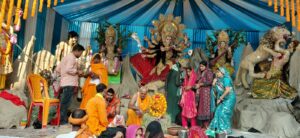 मां दुर्गा का पट खुलते ही मंदिरों और पूजा पंडालों में उमड़ा आस्था का सैलाब, जयकारों से गूंज उठा पूरा इलाका