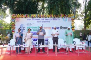 गांधी जयंती पर पटना नगर निगम का स्वच्छता अभियान, महापौर-उप महापौर ने सफाईकर्मियों के साथ किया श्रमदान