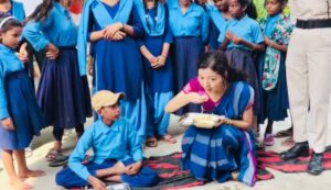 स्कूल पहुंचीं DM, बच्चों के बीच बैठकर खाया मिड-डे मील; 390 बच्चे मिले गायब