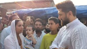 जवान सोनू सिंह के परिजनों से मिले चिराग पासवान, मां को गले लगाकर बंधाया ढांढस