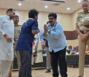 गया में सफाईकर्मी जितेंद्र मांझी की ईमानदारी के कायल हुए IAS-IPS अधिकारी, लाखों का लॉकेट लौटाकर जीता दिल